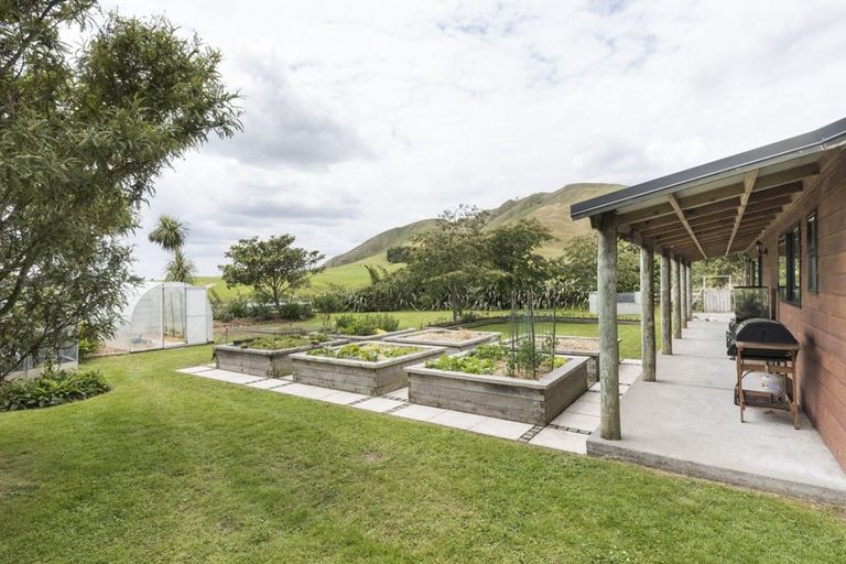 Photo of property in 183 Tokomaru Road East, Tokomaru, Palmerston North, 4474