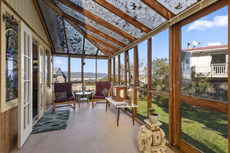 Photo of property in 71 Miromiro Road, Normandale, Lower Hutt, 5010