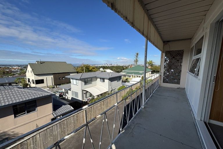 Photo of property in 11/219 Onewa Road, Birkenhead, Auckland, 0626