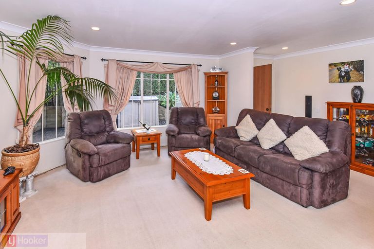 Photo of property in 1/49 Ribbonwood Crescent, Goodwood Heights, Auckland, 2105