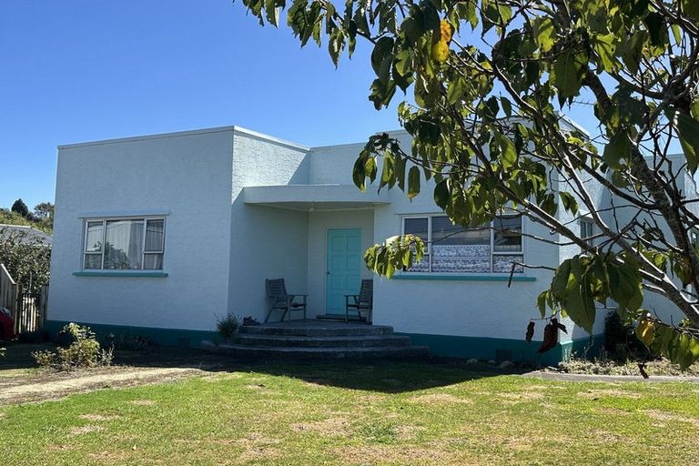 Photo of property in 74 Parris Street, Waitara, 4320