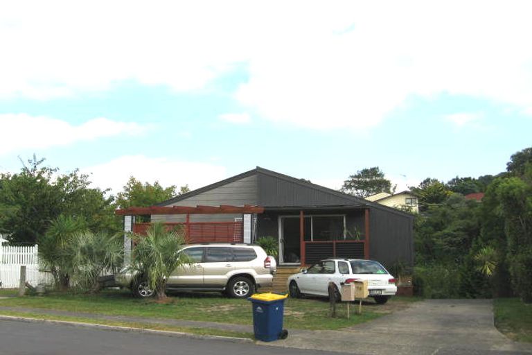 Photo of property in 2/9 Scarlock Avenue, Browns Bay, Auckland, 0630