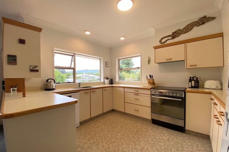 Photo of property in 214 Te Moana Road, Waikanae, 5036