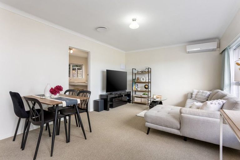 Photo of property in 2/1 Evelyn Place, Hillcrest, Auckland, 0627