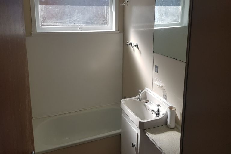 Photo of property in 2/6 Clevedon Road, Papakura, 2110