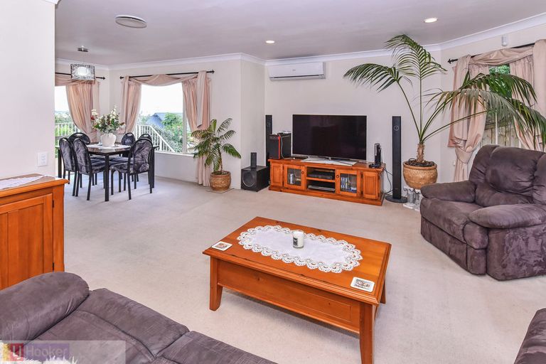 Photo of property in 1/49 Ribbonwood Crescent, Goodwood Heights, Auckland, 2105