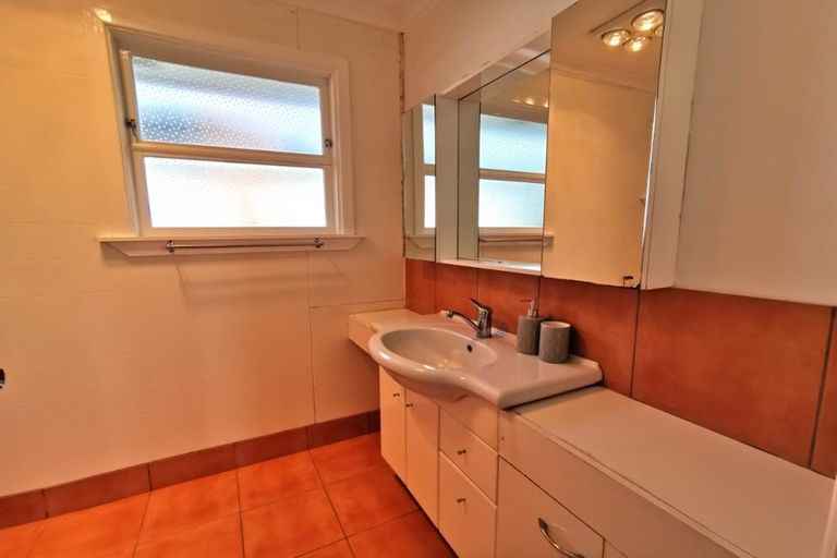 Photo of property in 2/31 Beaubank Road, Kelston, Auckland, 0602