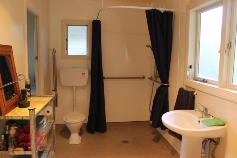 Photo of property in 16 Whaka Street, Maungaturoto, 0520