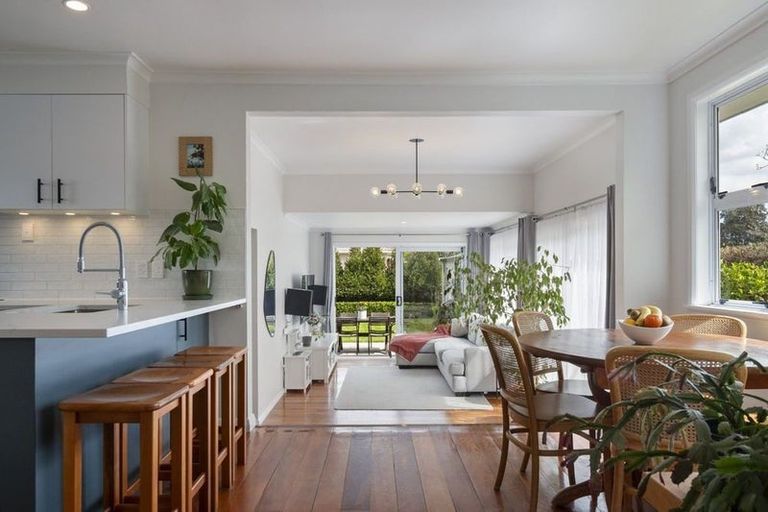 Photo of property in 42 Park Road, West End, Palmerston North, 4412