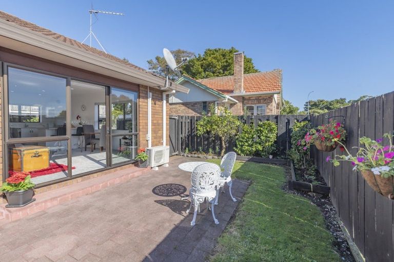 Photo of property in 2/10 Great South Road, Papakura, 2110