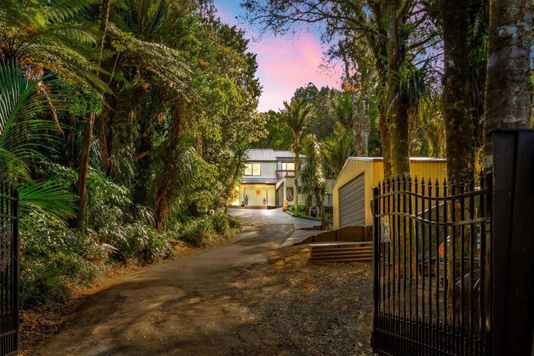 Photo of property in 560 Scenic Drive, Waiatarua, Auckland, 0612