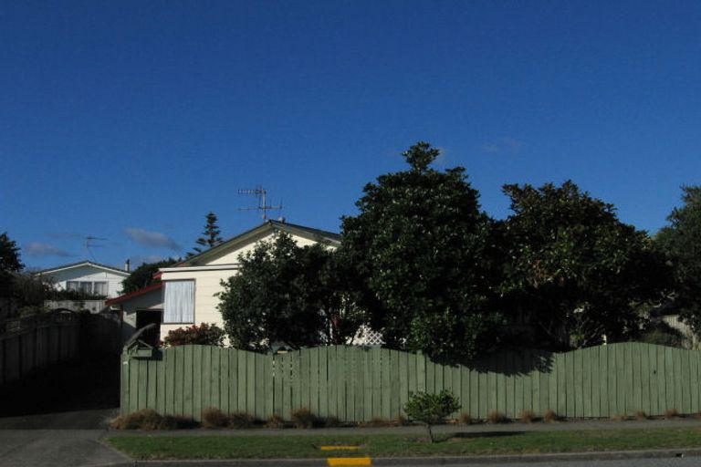 Photo of property in 70 Queens Road, Waikanae Beach, Waikanae, 5036