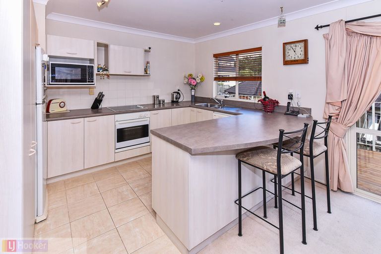 Photo of property in 1/49 Ribbonwood Crescent, Goodwood Heights, Auckland, 2105