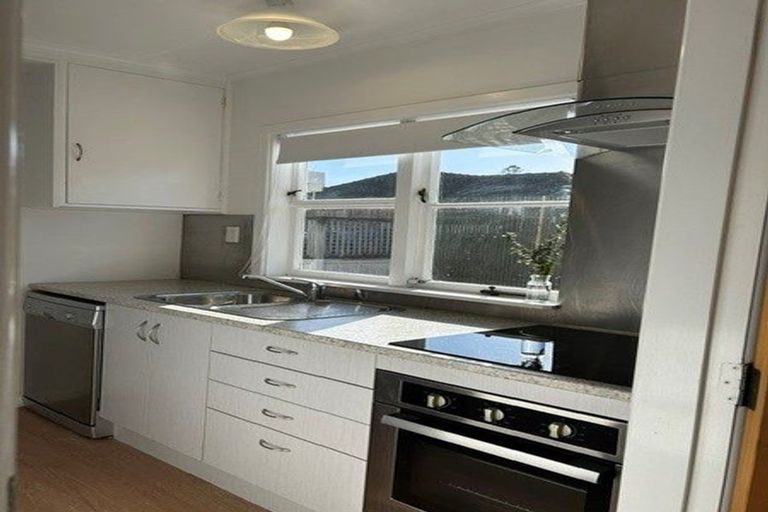 Photo of property in 18 Saulbrey Grove, Woburn, Lower Hutt, 5010