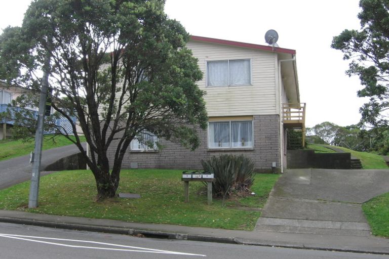 Photo of property in 3/12 Stewart Drive, Newlands, Wellington, 6037