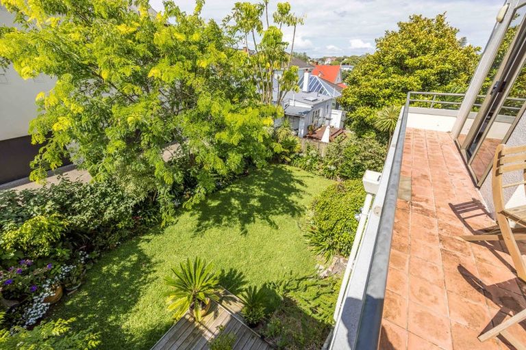 Photo of property in 8d Arotau Place, Grafton, Auckland, 1023