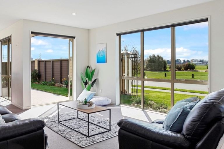 Photo of property in 1 Glen Kerran Close, Broomfield, Christchurch, 8042