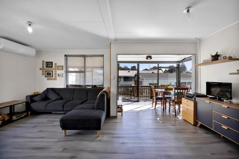 Photo of property in 6a Brixham Place, Merrilands, New Plymouth, 4312