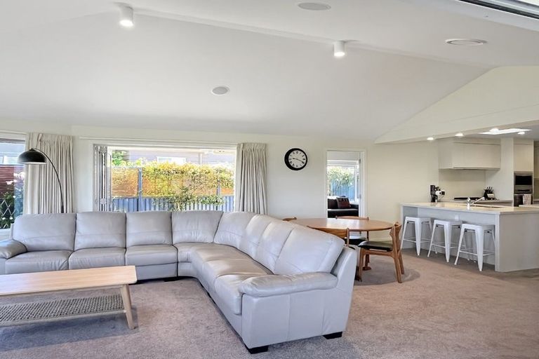 Photo of property in 5 Pukenamu Road, Rainbow Point, Taupo, 3330