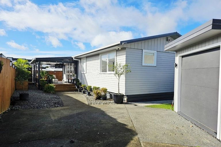 Photo of property in 3/93 Hobsonville Road, West Harbour, Auckland, 0618