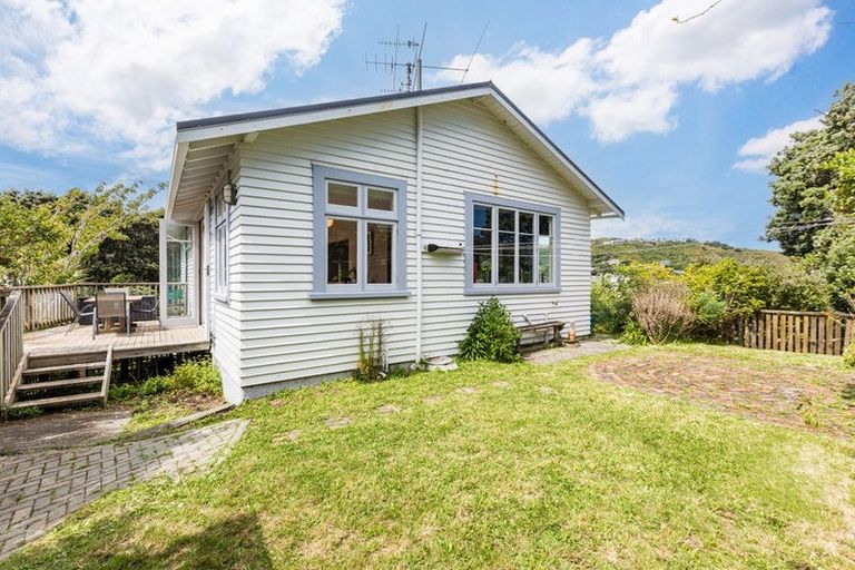Photo of property in 2a Severn Street, Island Bay, Wellington, 6023