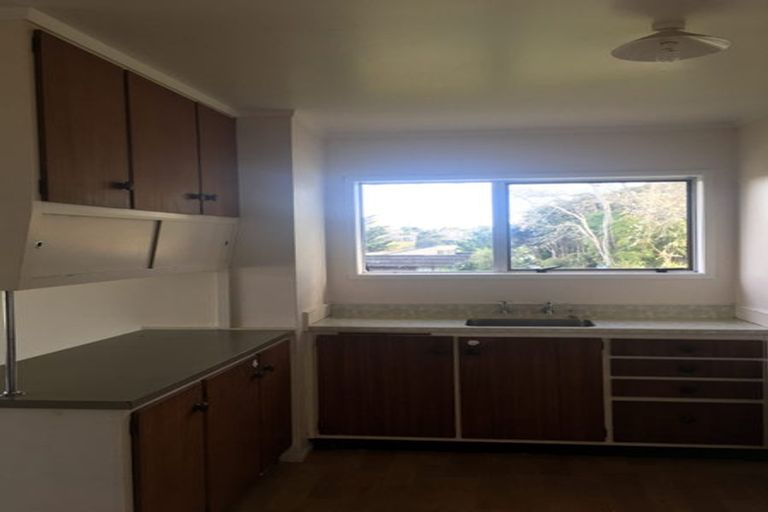 Photo of property in 1/3 Tusac Place, Totara Vale, Auckland, 0627
