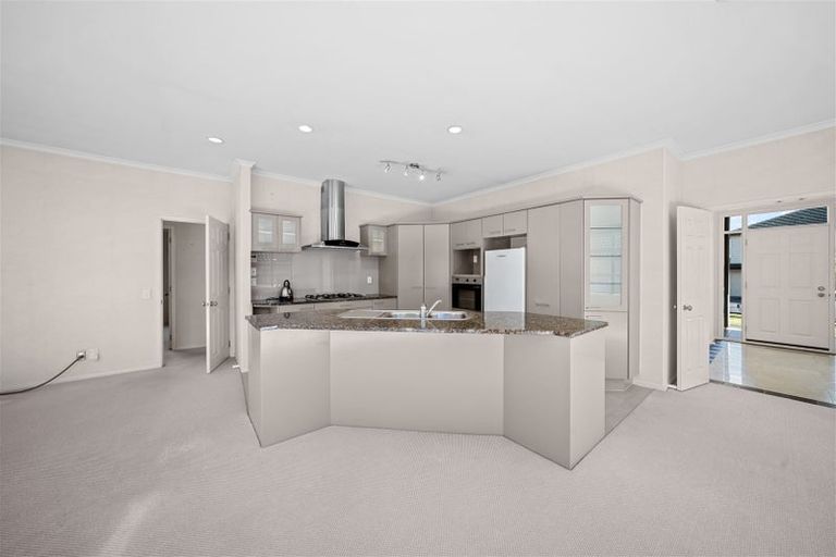 Photo of property in 8 Pennygale Close, Flat Bush, Auckland, 2016