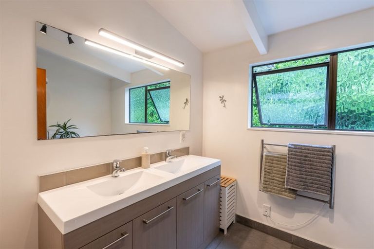 Photo of property in 36 Oak Avenue, Paremata, Porirua, 5024