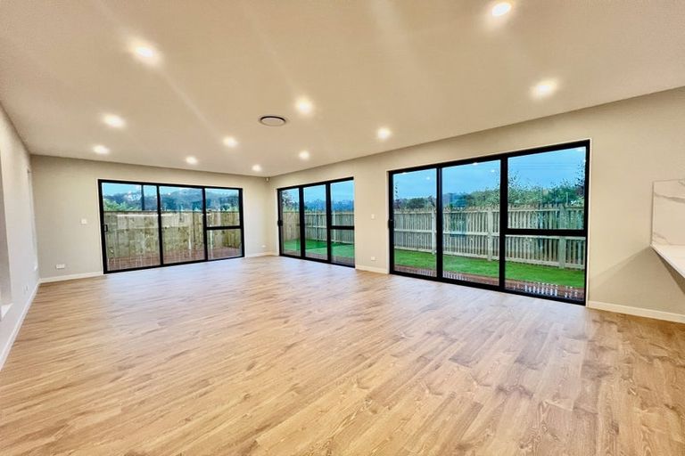 Photo of property in 16 Kiokio Place, Swanson, 0614