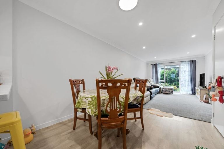 Photo of property in 70 Paretaiuru Crescent, Papakura, 2110