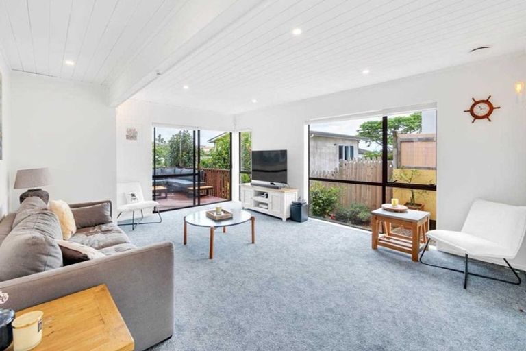 Photo of property in 1 Tiri View Place, Waiake, Auckland, 0630