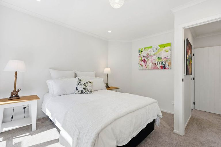Photo of property in 2 Callender Place, Shelly Park, Auckland, 2014