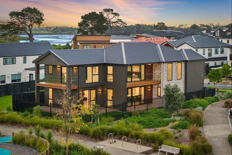 Photo of property in 32 Catalina Avenue, Rosehill, Papakura, 2113