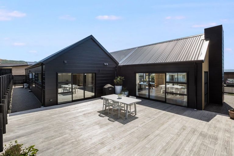 Photo of property in 75 Queen Charlotte Drive, Aotea, Porirua, 5024