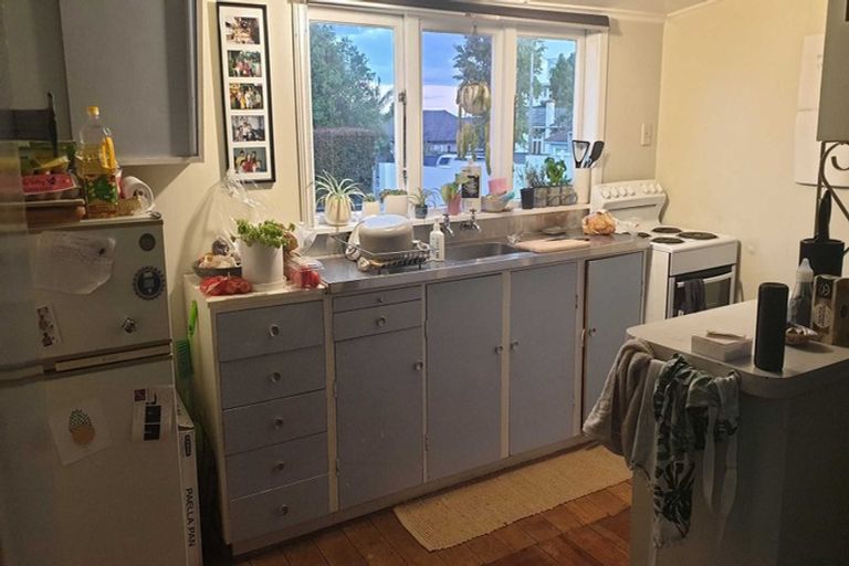 Photo of property in 51 Onewa Road, Northcote, Auckland, 0627