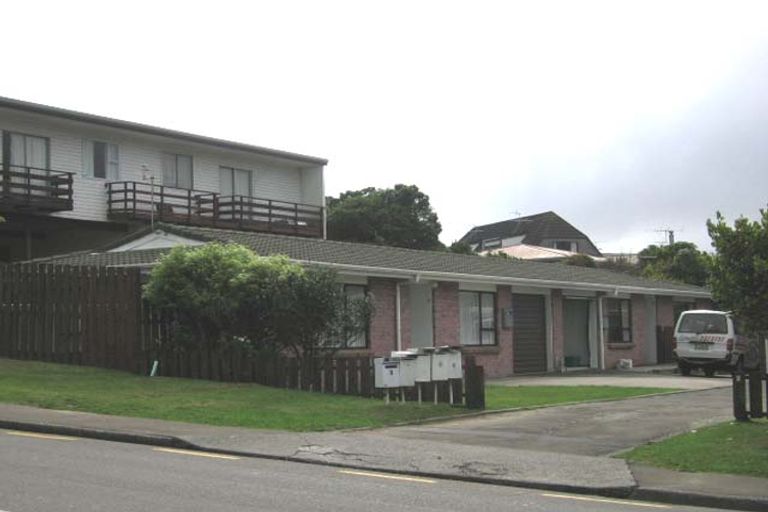 Photo of property in 1/4-6 Stewart Drive, Newlands, Wellington, 6037