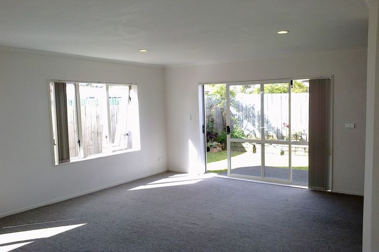 Photo of property in 36 Brashier Circle, Sunnyvale, Auckland, 0612