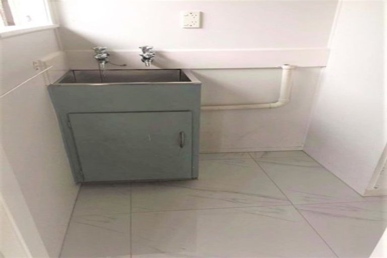 Photo of property in 2/16a Sunnynook Road, Sunnynook, Auckland, 0620