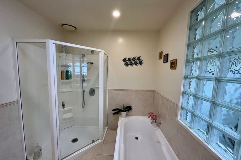 Photo of property in 1 Spicer Place, Tawa, Wellington, 5028