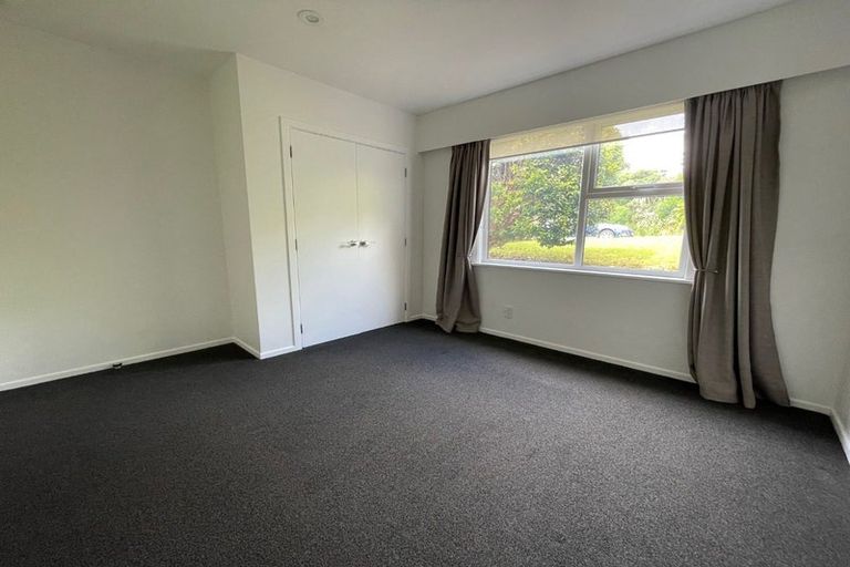 Photo of property in 28 Brooker Grove, Newlands, Wellington, 6037