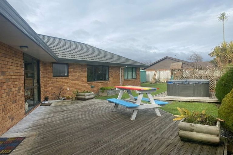 Photo of property in 8 Woodgate Court, Fitzherbert, Palmerston North, 4410