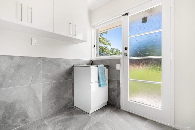 Photo of property in 43 Cascades Road, Pakuranga Heights, Auckland, 2010