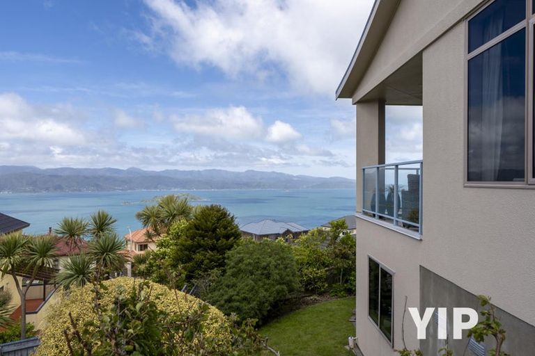 Photo of property in 14 Dress Circle, Newlands, Wellington, 6037