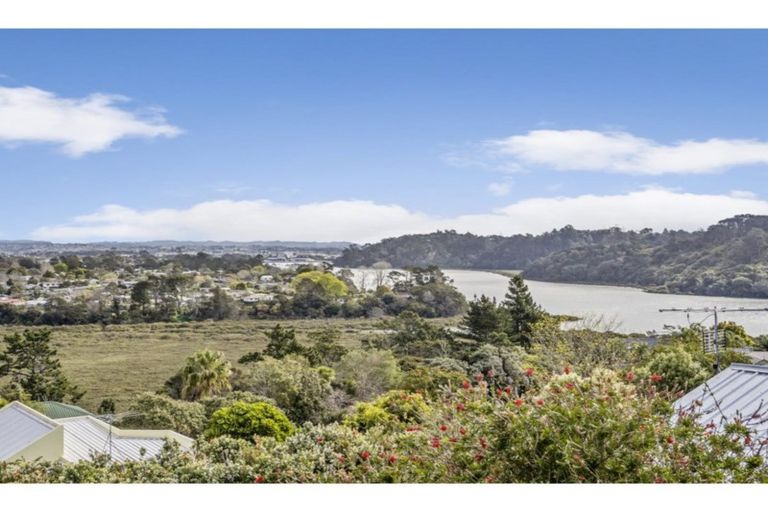 Photo of property in 70 Pemberton Avenue, Bayview, Auckland, 0629