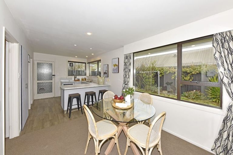 Photo of property in 2/23 Broadfell Avenue, Avonhead, Christchurch, 8042