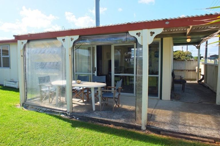 Photo of property in 17 Pratt Avenue, Foxton Beach, Foxton, 4815