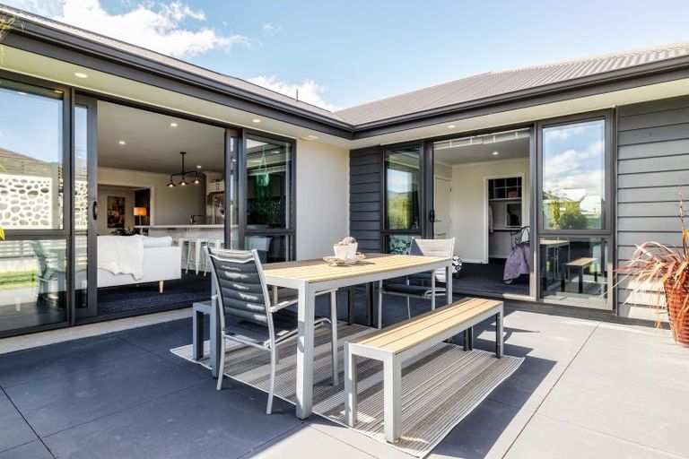 Photo of property in 3 Saint Heliers Grove, Fitzherbert, Palmerston North, 4410