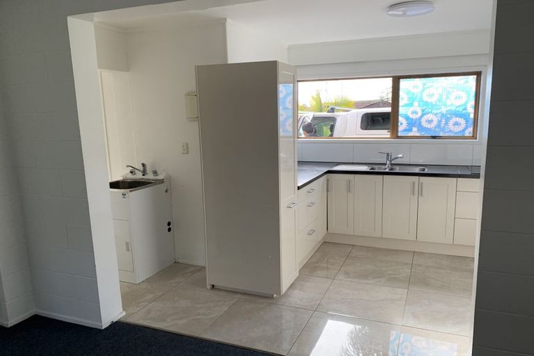 Photo of property in 11 Ian Place, Glendene, Auckland, 0602