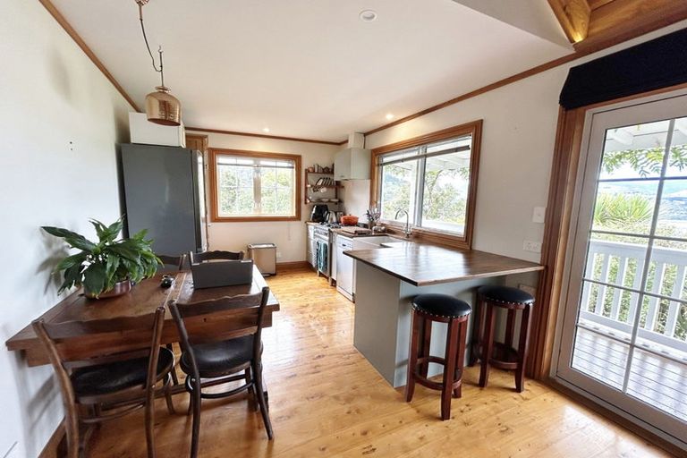 Photo of property in 33 Cornwall Road, Lyttelton, 8082