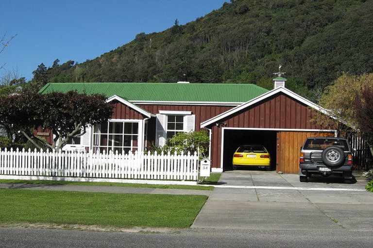 Photo of property in 54 Devon Street, Picton, 7220